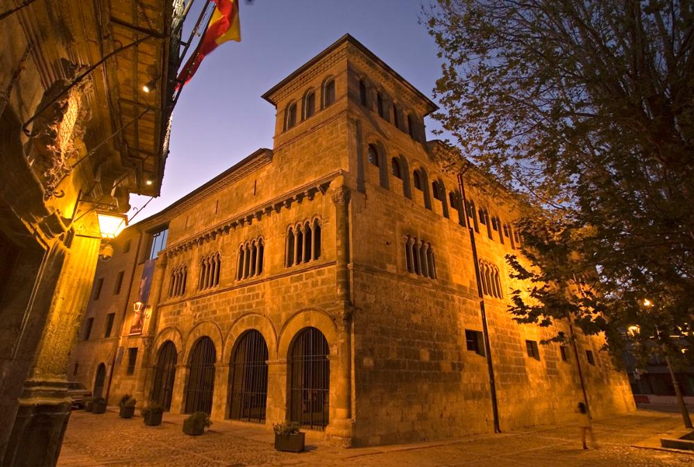 Vista nocturna del Palacio de los Reyes de Navarra de Estella iluminado